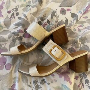 NWT Tommy Bahama sandal - textured khaki with rattan accents